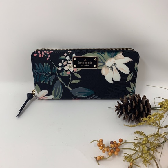 kate spade Handbags - Kate Spade Wilson Road Botanical Neda Wallet